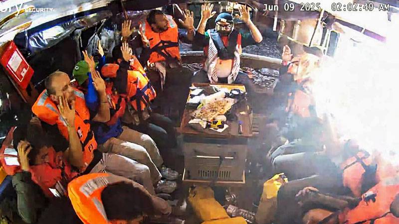 İsrail, Gazze'ye giden yardım teknesindeki 12 aktivisti alıkoydu: Aktivistler: 